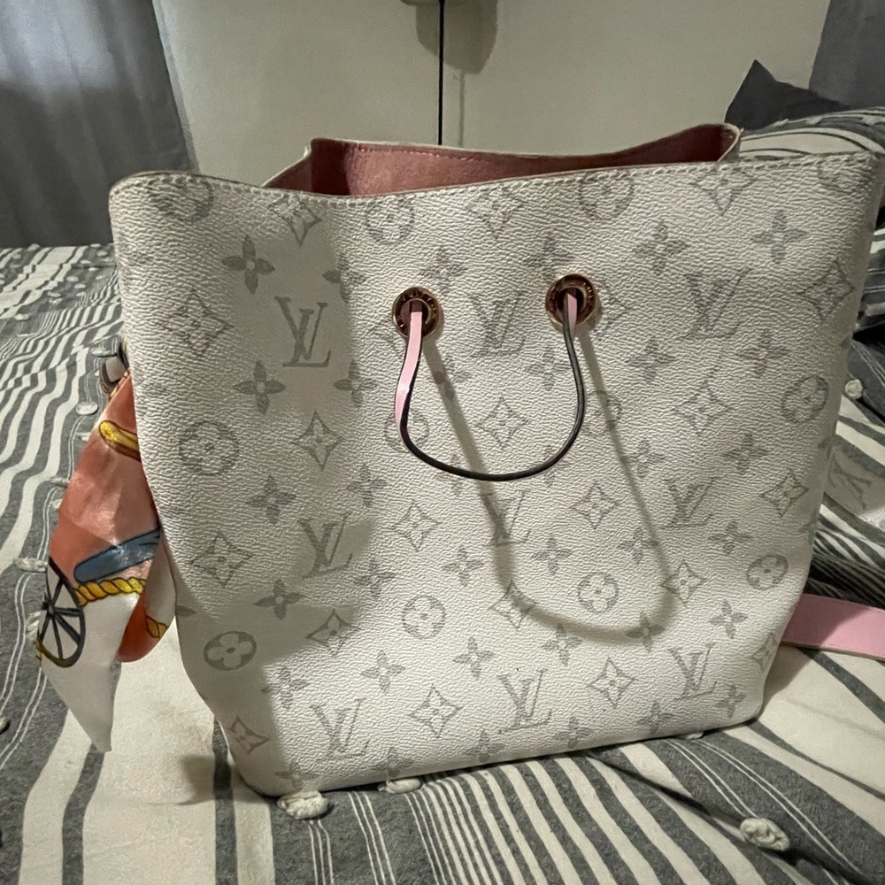 White & Pink NeoNoe MM Louis Vouitton with a bandouliere strap!